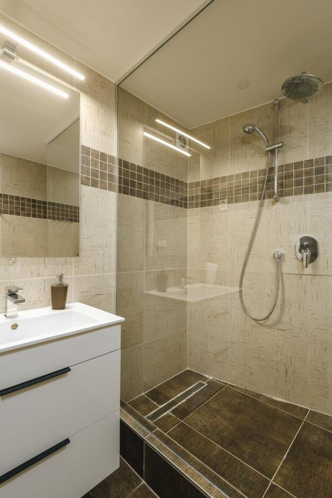 Cozy & Comfortable Apt Walking Anywhere You Want Sen Praga Esterno foto